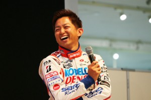 サーキットとは異なるリラックスした表情でトークを展開した