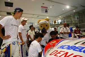 子どもたちのタイヤ交換を見守る関口と国本