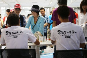 ドライバーも時間の許す限りサインに応じていた