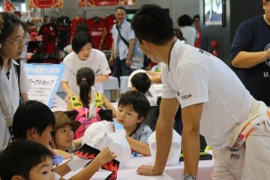 子どもたちとの交流を楽しむドライバー