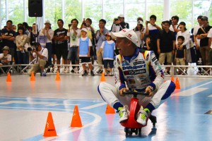 “ハンドルカー”レースに興じる関口