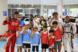 チームを組んだ子どもたちと記念撮影