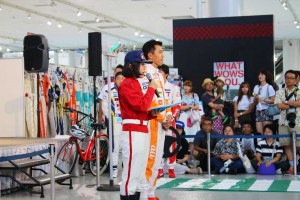 警視庁の協力のもと、交通ルールを守る大切さを子どもたちに実演