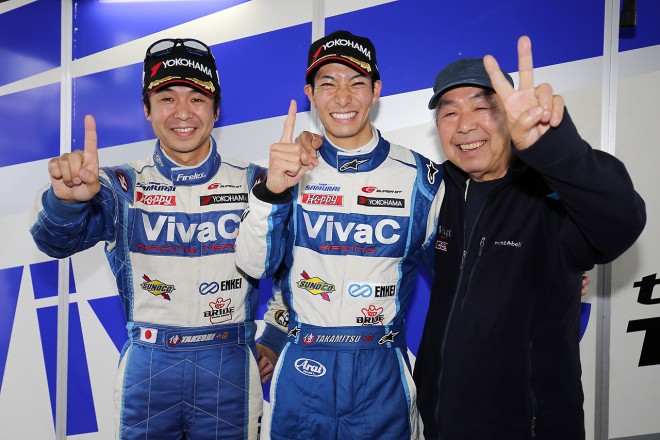 SUGOでのポールポジションを喜ぶVivaC 86 MCの土屋武士、松井孝允、土屋春雄監督