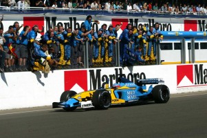 この年はルノーが躍進。22歳のアロンソが当時の史上最年長優勝記録を更新