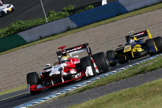 レース終盤に、ポイント圏内の争いを繰り広げた山本尚貴（TEAM 無限）と小林可夢偉（SUNOCO Team LeMans）