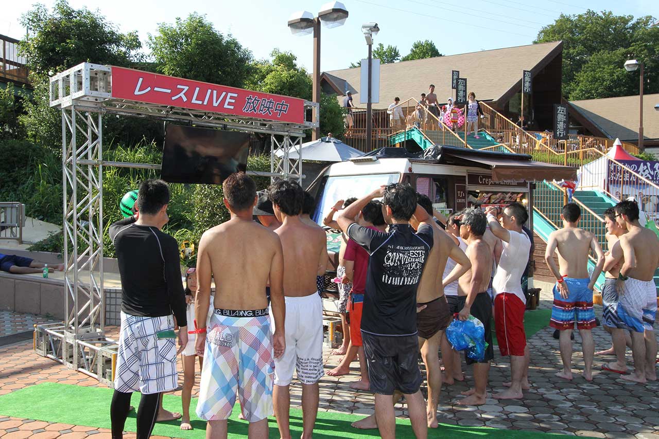 プールにいながらスーパーGTを楽しめる『プール DE GT』