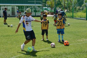 坂東正敬監督は、過去にドイツにサッカー留学にいったこともある実力者。子どもたちにも熱心に指導にあたっていた。