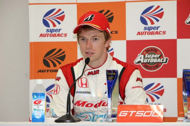 GT500クラスのポールポジションを獲得したオリバー・ターベイ