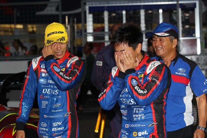 今季初優勝を喜ぶ山内英輝と井口卓人、辰己英治総監督