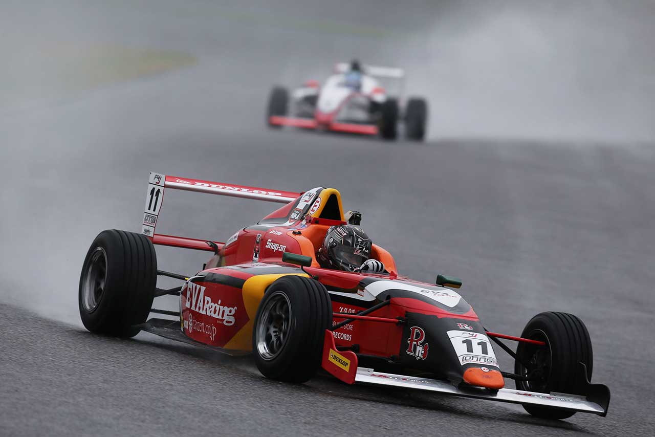 FIA-F4鈴鹿ラウンド　第12戦で優勝した大湯都史樹（エヴァRT弐号機tanzen Rn-s）
