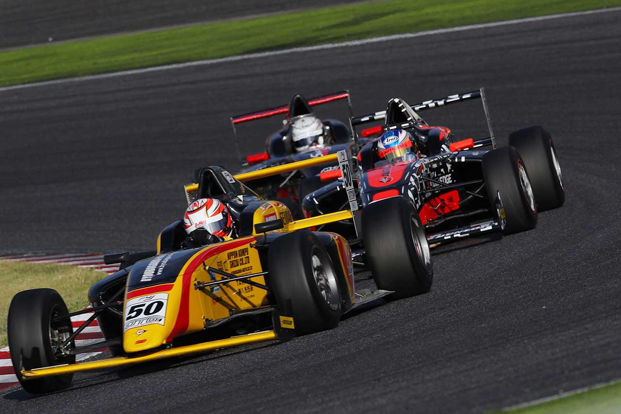 FIA-F4鈴鹿ラウンド　第11戦　澤田真治（B-MAX RACING F110）と角田裕毅（AUTOBACS SUTEKINA F110）によるバトル