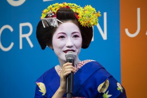 舞妓に扮したAKB48の渡辺麻友さん