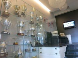 近代的で整頓されたVSRの工場内に飾られた数々のトロフィー。