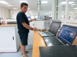 白を基調とする整理整頓された工場でダンパーテスターを使うGT。