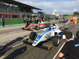 必要最小限のスタッフでレースへ臨むので、天気急変の際は大忙し。