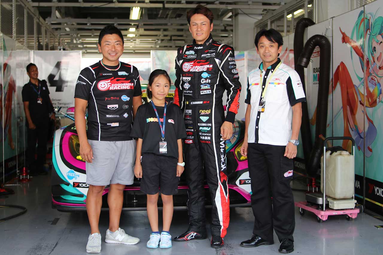 松本唯依さんはスーパーGT300クラスのGOODSMILE RACING with Team UKYOのチームマネージャーに挑戦