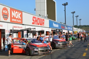 ツインリンクもてぎのピットで走行に備えるWTCCマシンたち