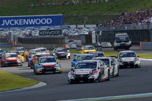 WTCCもてぎオープニングレースのスタートシーン。ノルベルト・ミケリス（ホンダ）がスタートを決めた。