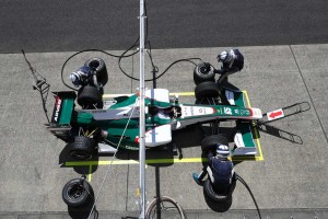 フロントジャッキを上げたメカニックは左フロントタイヤを外す