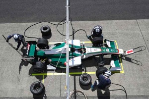 左リアのホイールナットを外したメカニックは、リヤジャッキを上げ、右リヤへ移動