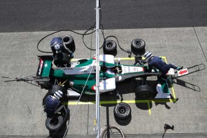 右フロントタイヤを交換したメカニックは、マシンを飛び越え左側へ