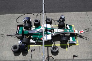 飛び越えたメカニックは、素早く左フロントタイヤを取り付ける