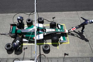 リヤタイヤの作業は続いているが、フロントジャッキを引き抜く