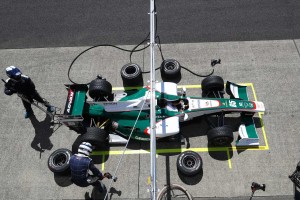 右リヤタイヤの交換した後、リヤジャッキを下げて作業完了。これらを7秒から8秒ほどで行う