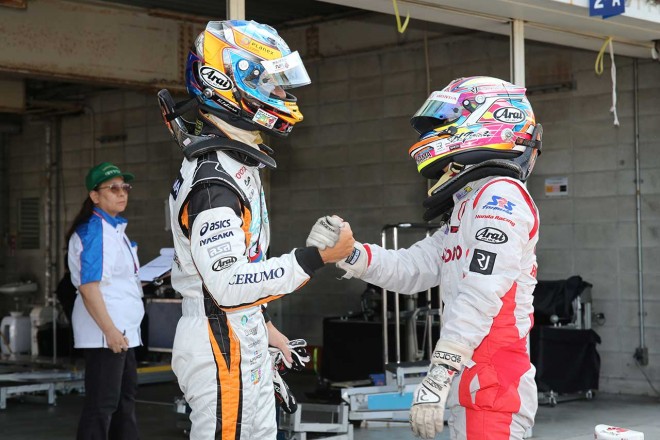 ポールポジションを獲得した野尻智紀（DOCOMO TEAM DANDELION RACING）と握手を交わす石浦宏明（P.MU／CERUMO・INGING）