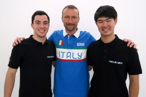 コスタ(左)とコンビを組む根本(右)。中央はチーム代表のソスピリ