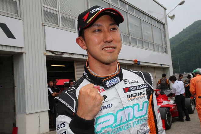 5月の第2戦岡山でポールポジションを獲得した石浦宏明（P.MU／CERUMO・INGING）