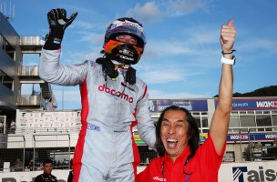 マシンのノーズに上がり、村岡監督とともにスタンドのファンにガッツポーズを見せるバンドーン。