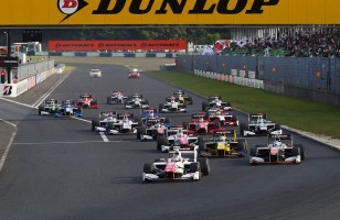 中嶋一貴の降格で空いたPPグリッド。3番手バンドーンが抜群のクラッチミートでトップを奪取。
