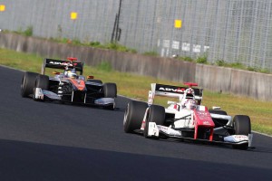 接近戦を繰り広げる野尻智紀(DOCOMO TEAM DANDELION RACING)と石浦宏明(P.MU/CERUMO・INGING)