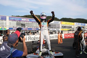 喜びを爆発させる国本雄資(P.MU/CERUMO・INGING)