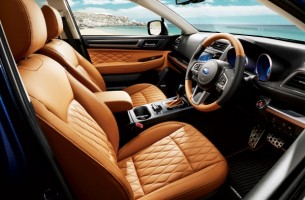 専用シート、ステアリング、センターコンソール、シフトブーツにも本革を採用