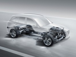 モーターを併用しメルセデス初の4マティックHVとなる