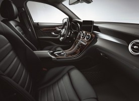 日本仕様でもプラグインHVは左ハンドルのみの展開となる