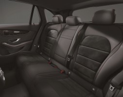 内装はスエード調ファブリックのコンビシートの他、レザーエクスクルーシブパッケージも用意