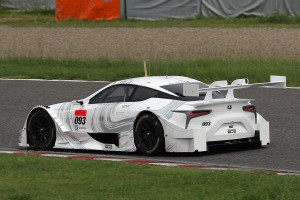 鈴鹿サーキットを走行する093号車レクサスLC500。この日は立川と石浦がステアリングを握った。