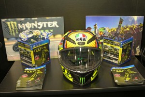 ブース内に展示されていたロッシの使用してるヘルメットやサイン入りのフォトパネル