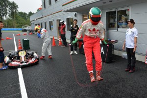 オートパラダイス御殿場で開催された『m＋ Cup』の1.5時間耐久レースでは、柳田が決めた“なわとび10回”タイムペナルティも導入された。