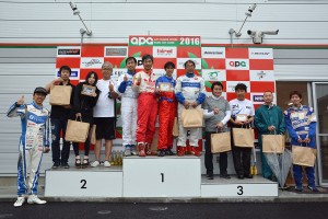 オートパラダイス御殿場で開催された『m＋ Cup』の表彰式の様子。