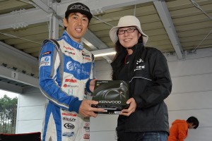 プレゼント大会では、柳田をサポートする企業から多くの豪華アイテムがプレゼントされた。