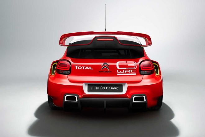 テスト中のC3 WRCとは形状の異なるリヤウイングが装着されている