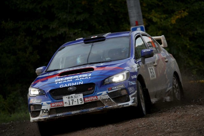 逆転優勝を飾った新井敏弘田中直哉（スバルWRX STI）