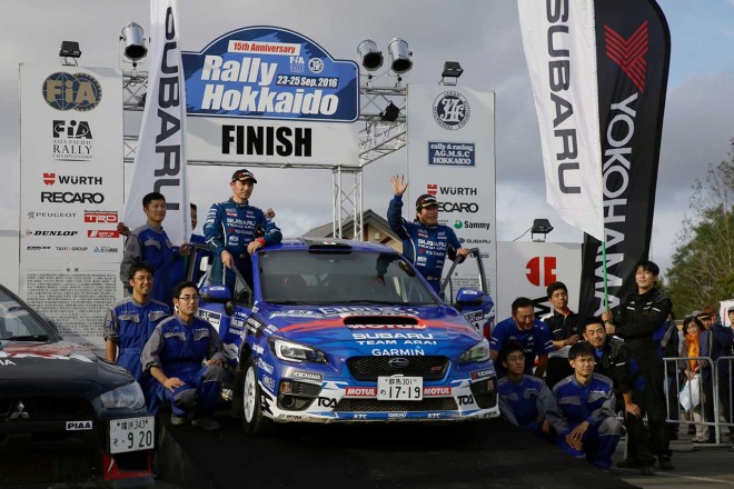 逆転優勝を飾った新井敏弘田中直哉（スバルWRX STI）