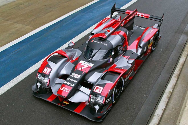 ブラックのカラーリングをベースにしながらも、グレーメタルとブラックの塗り分けにレッドのラインが入るカラーリング。