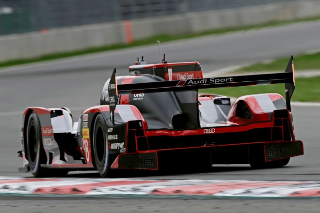 搭載されているのは4リッターのV型6気筒ターボディーゼルエンジン。